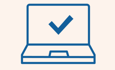 Piirretty tietokone, jossa oikein-merkki näytössä.