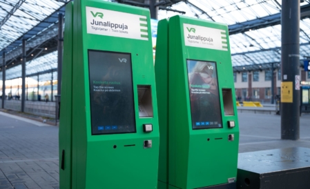 Kaksi VR:n lipunmyyntiautomaattia rautatieasemalla.