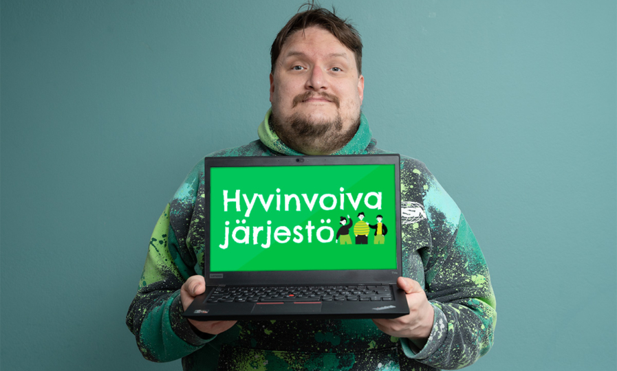 Mies pitelee tietokonetta, jonka ruudulla on järkeä -hankkeen logo.