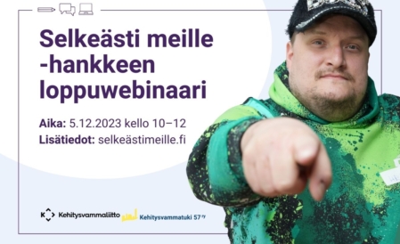 Henkilö osoittaa sormella värikäs paita ja lippahattu päässä. Teksti Selkeästi meille -hankkeen loppuwebinaari. Laita kalenteriin ylös 5.12.2023 kello 10-12.